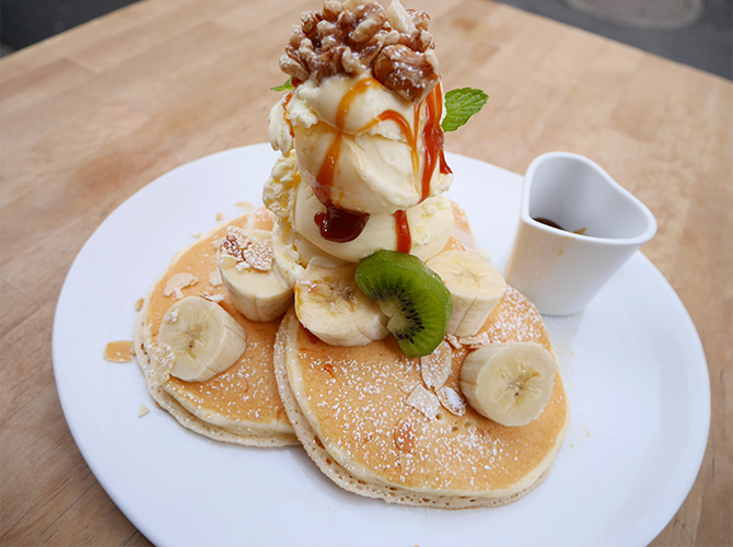 塩キャラメルとナッツのバナナパンケーキ