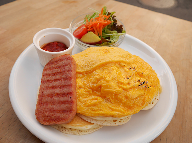 半熟オムレツとスパムのパンケーキ